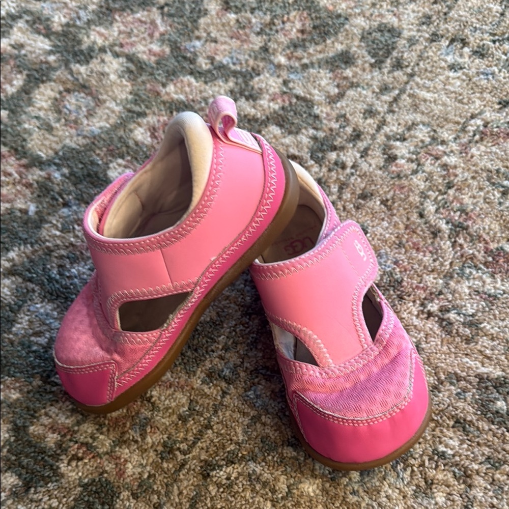 Cute Ugg child T delta flat sandals size 10